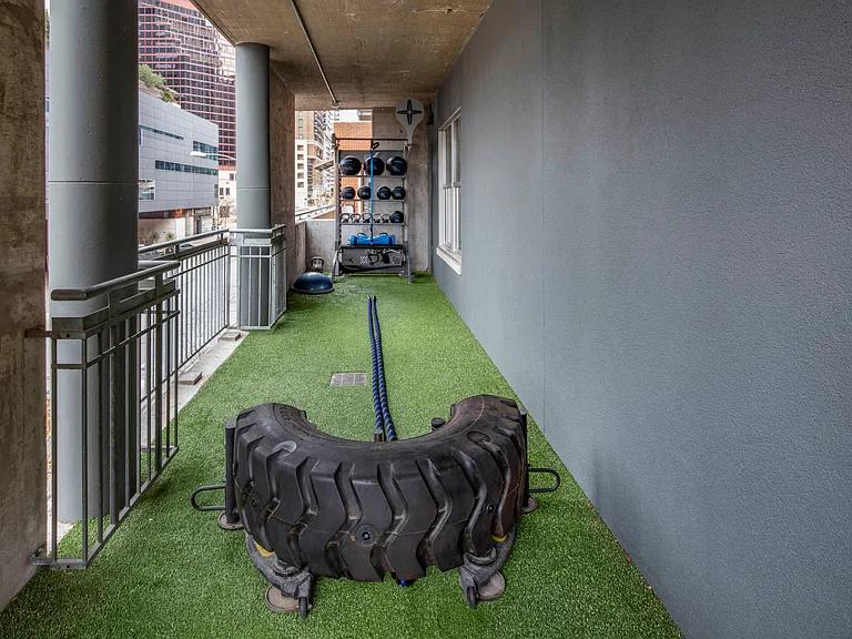 Downtown_amenity_outdoor gym_2560