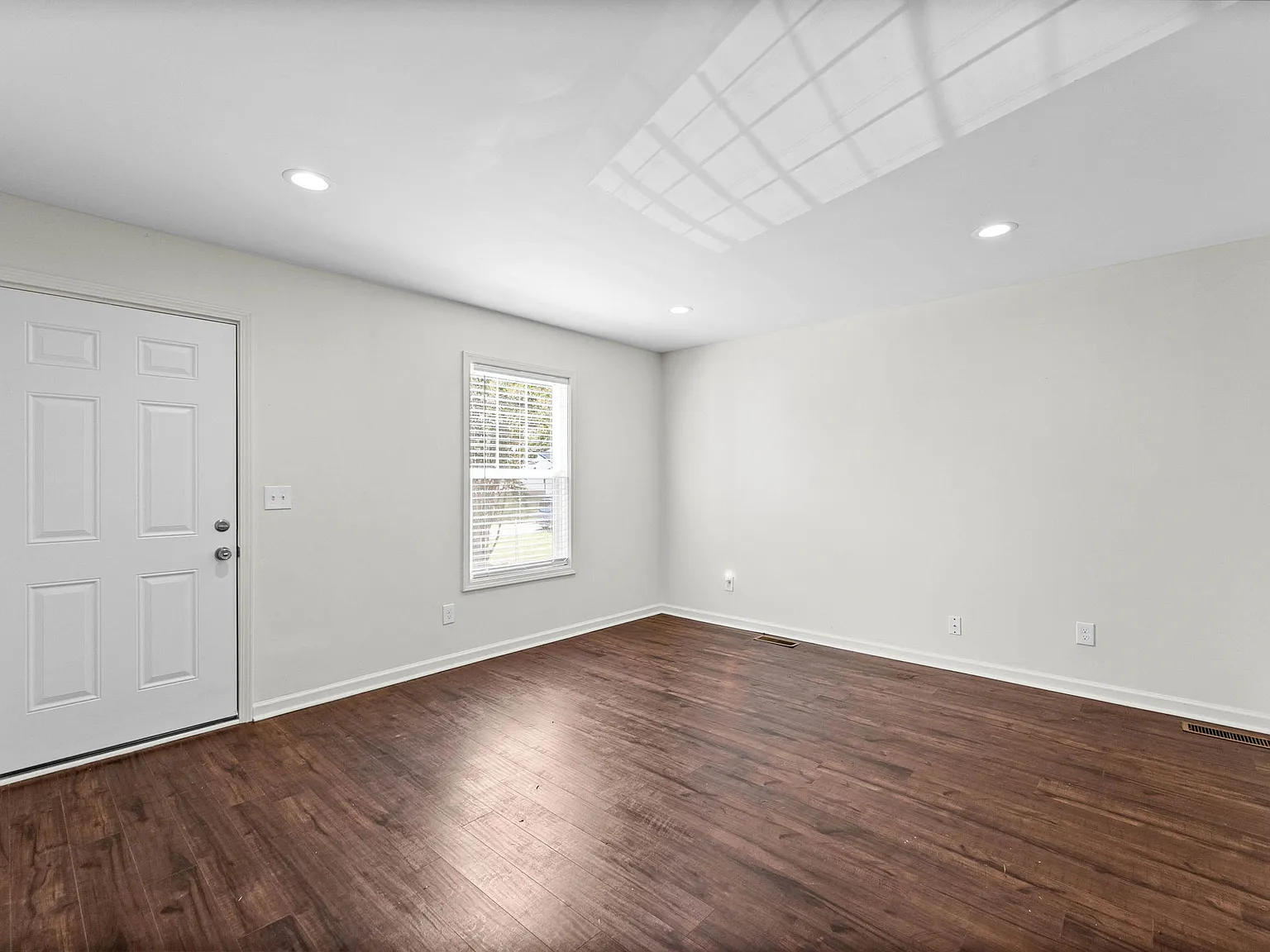 3 bed, 900 sqft, $1,300 — Photo 4