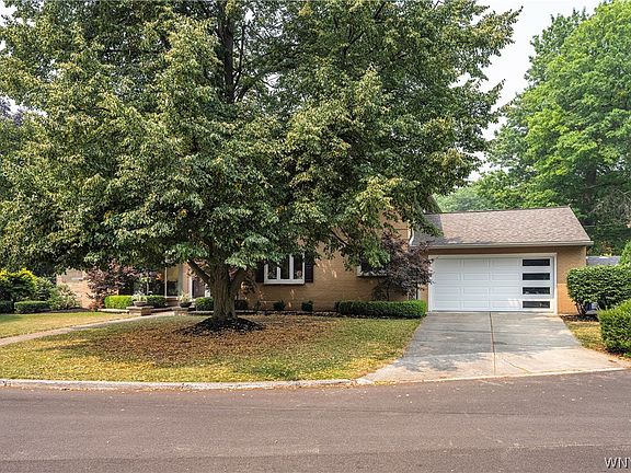 2nd image of 10 Randwood Ln