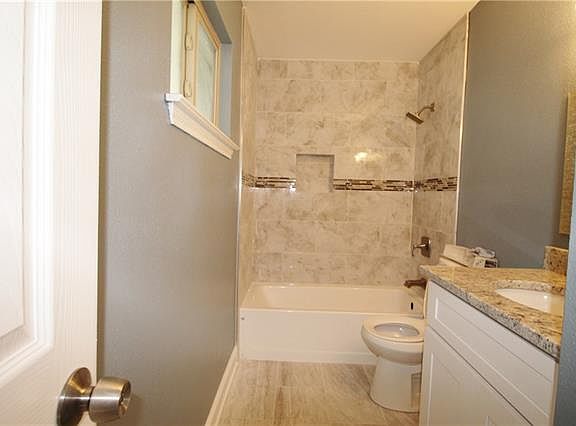 4th image of 5953 N Oak Dr