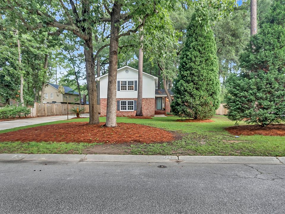 Welcome to a park like setting at 404 Stratford Drive