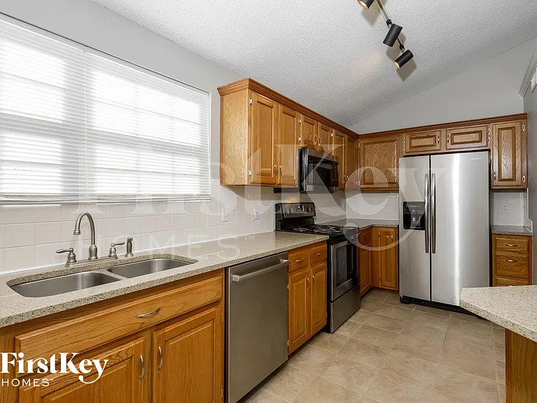 609 Rosehill Dr — Photo 9