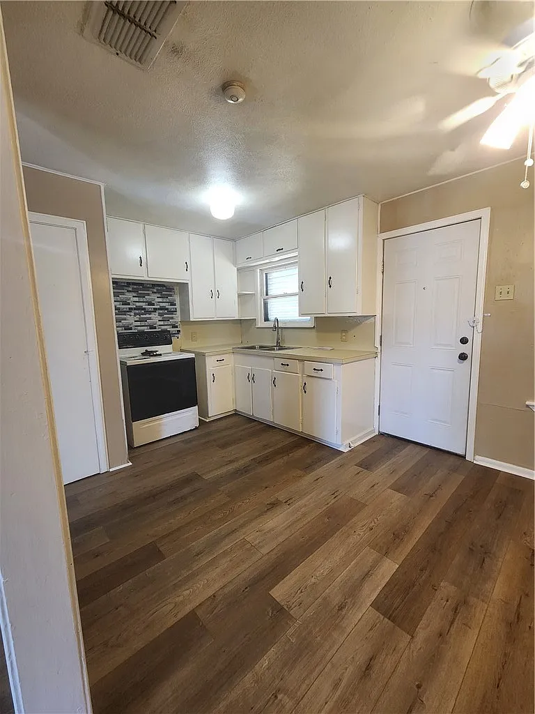 3 bed, 1.0 bath, 899 sqft, $1,329 — Photo 3