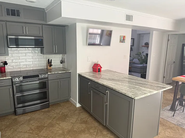 422 Canterbury Ct NW — Photo 11