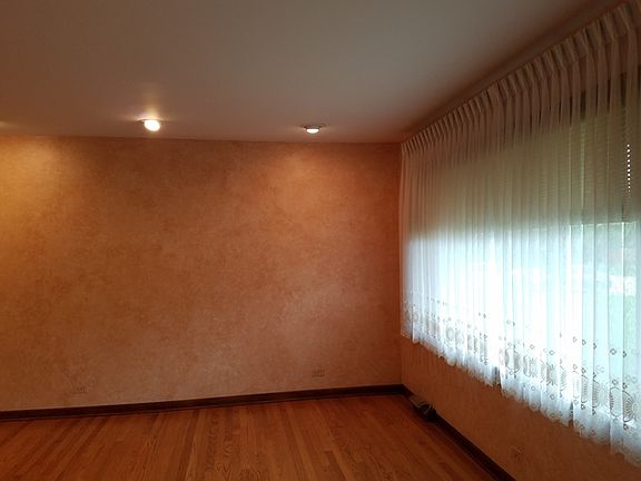 3rd image of 129 W Belmont Ave
