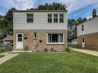 1912 E Eden Pl, St Francis, WI 53235