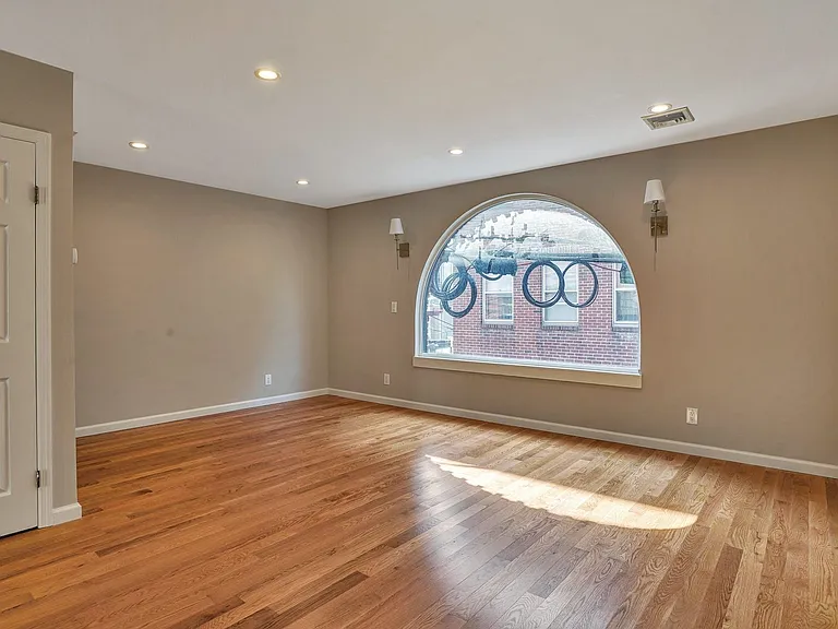 531 Court St — Photo 8
