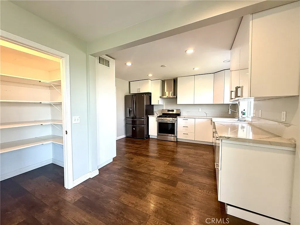 4 bed, 2878 sqft, $5,200 — Photo 4