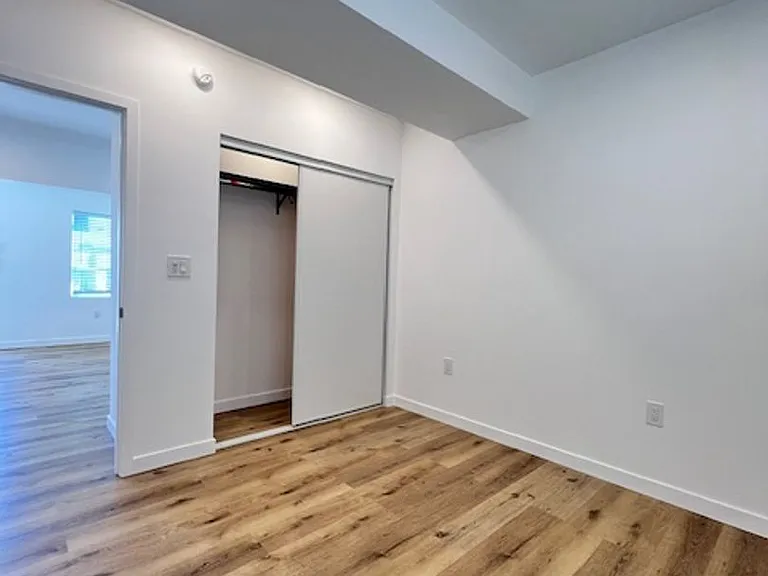 140 W Hyde Park Blvd — Photo 8