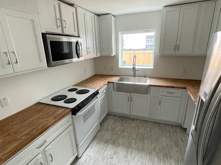 35 SW 6th St #1 — Photo 17