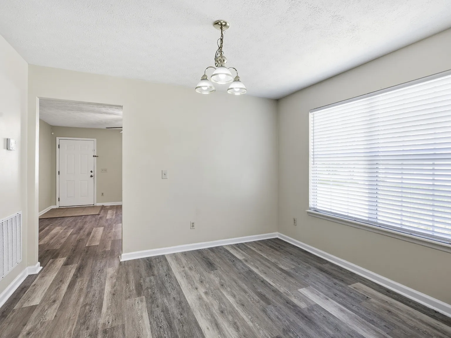 3 bed, 1250 sqft, $2,150 — Photo 4