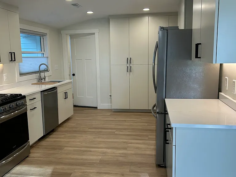 1415 S Oak St — Photo 2