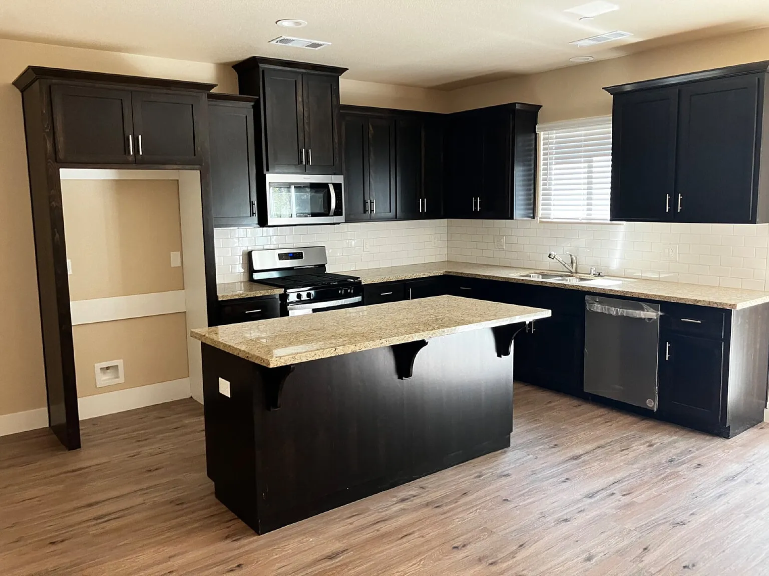 4 bed, 2.0 bath, 2032 sqft, $2,200 — Photo 2