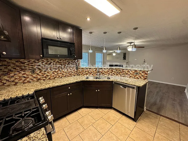 1823 Broadway St — Photo 9