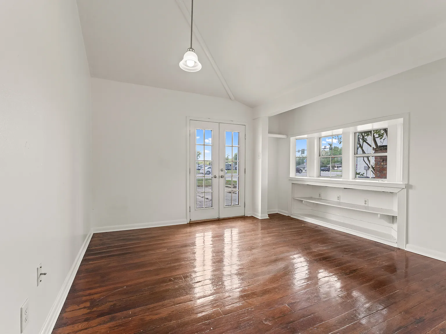 6 bed, 1.5 bath, 2000 sqft, $2,000 — Photo 3