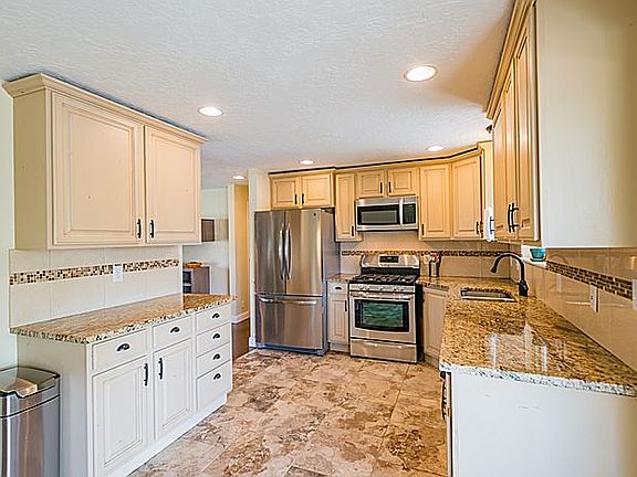 5th image of 3826 S Alta Loma Dr