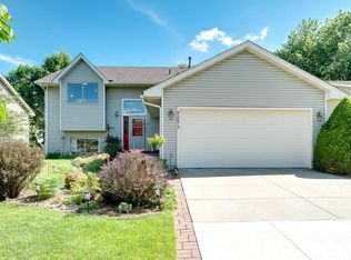 7571 Upper 24th St N, Oakdale, MN 55128