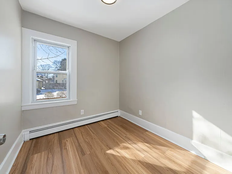 27 Glendale St — Photo 5