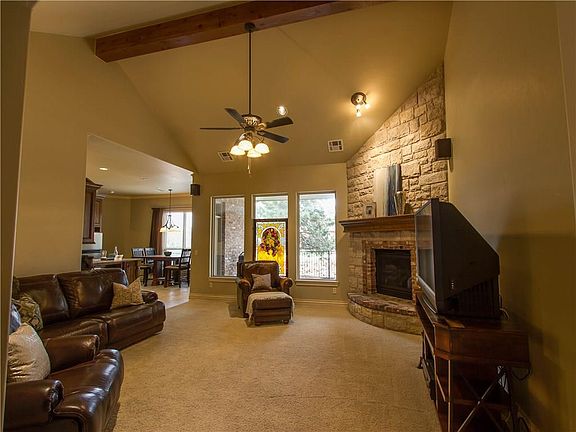5th image of 925 Villas Creek Dr