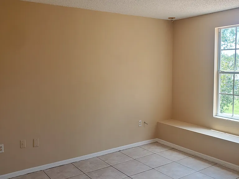 301 Colonade Ct — Photo 7