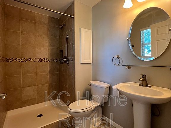 5th image of 537 NE Summit Dr