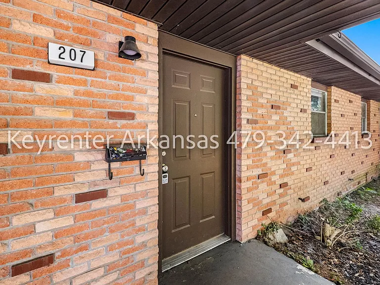 207 Carlton St — Photo 4