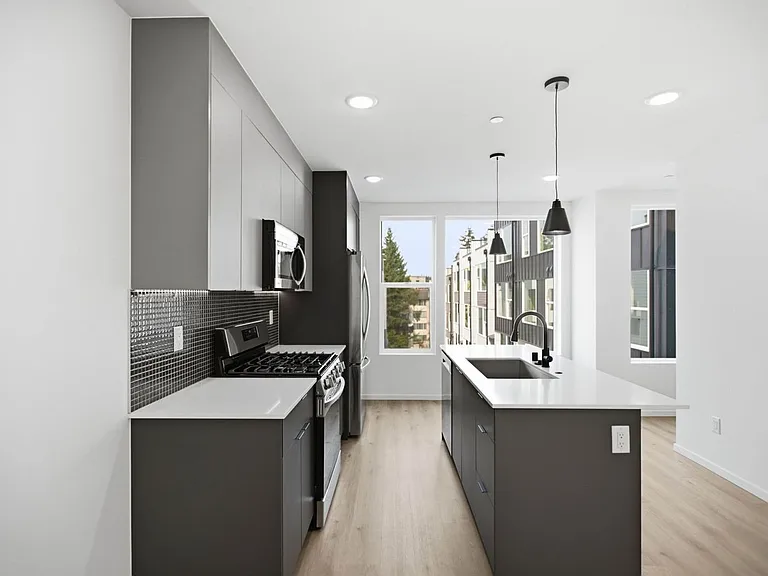 12512 35th Ave NE #F — Photo 7