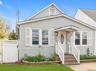 21 Shore Rd, Lindenhurst, NY 11757