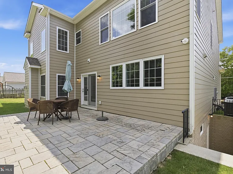 2233 N Underwood St — Photo 57