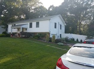 18 Windover Ln, Coram, NY 11727