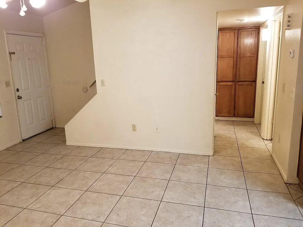3 bed, 1100 sqft, $1,650 — Photo 2