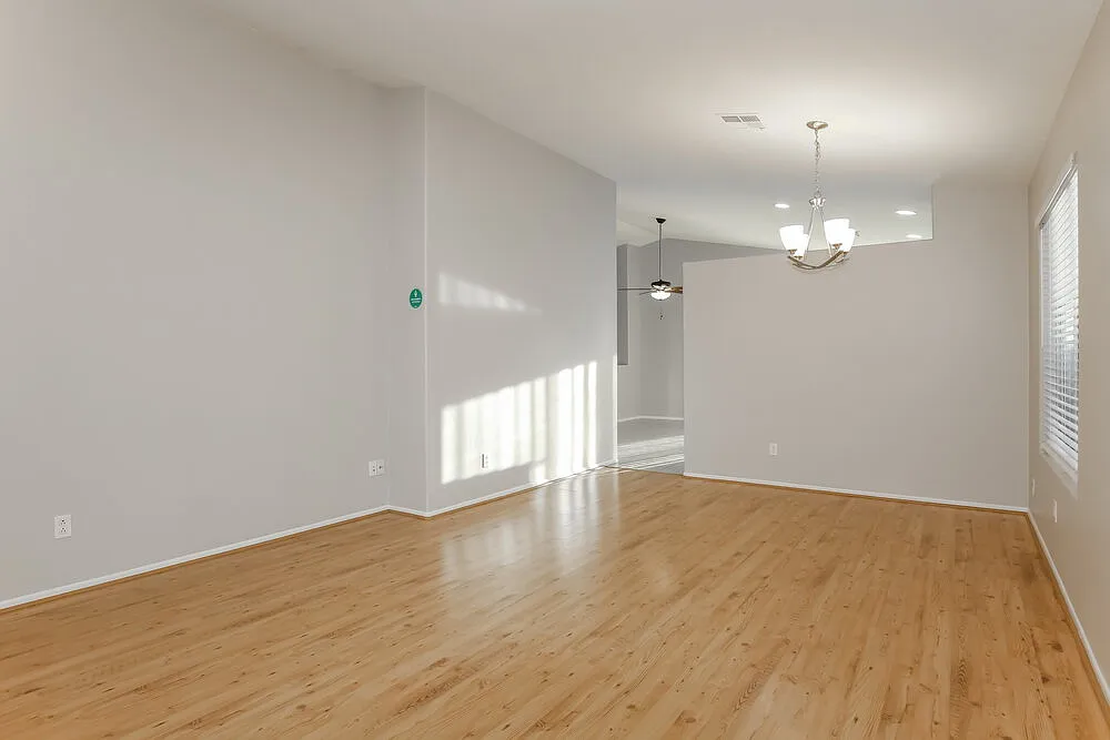 3 bed, 2.0 bath, 1324 sqft, $2,260 — Photo 4