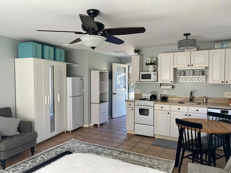 1306 Basswood Ave — Photo 3