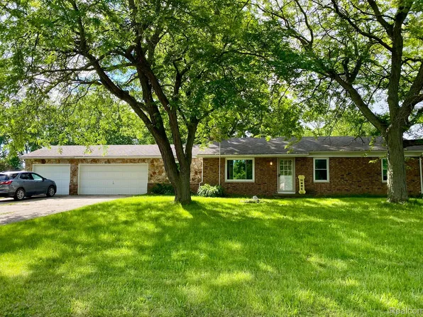 2412 Ashford Blvd, Flushing, MI 48433