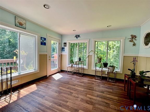 4th image of 10512 Hamlin Dr