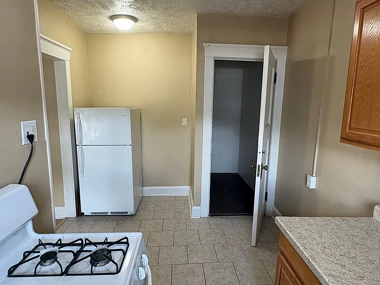 3301 Dewey Ave — Photo 5