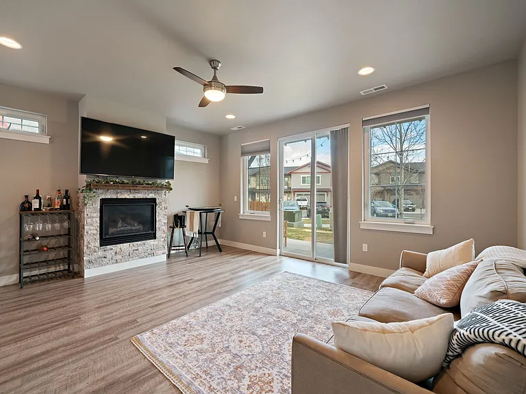 3083 Lori Ln — Photo 2