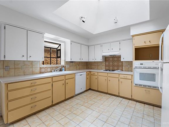4th image of 411 Zinnia Ave