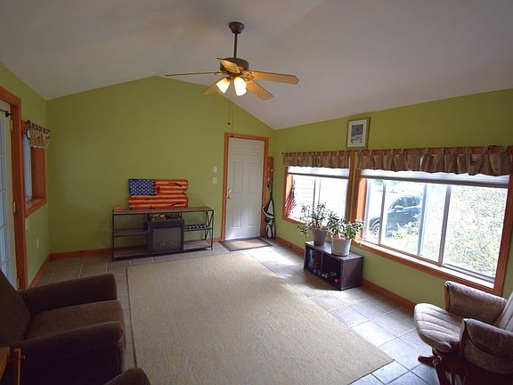 4th image of 287 Middle Rd