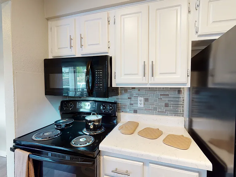 Los Prados Apartment Homes — Photo 5