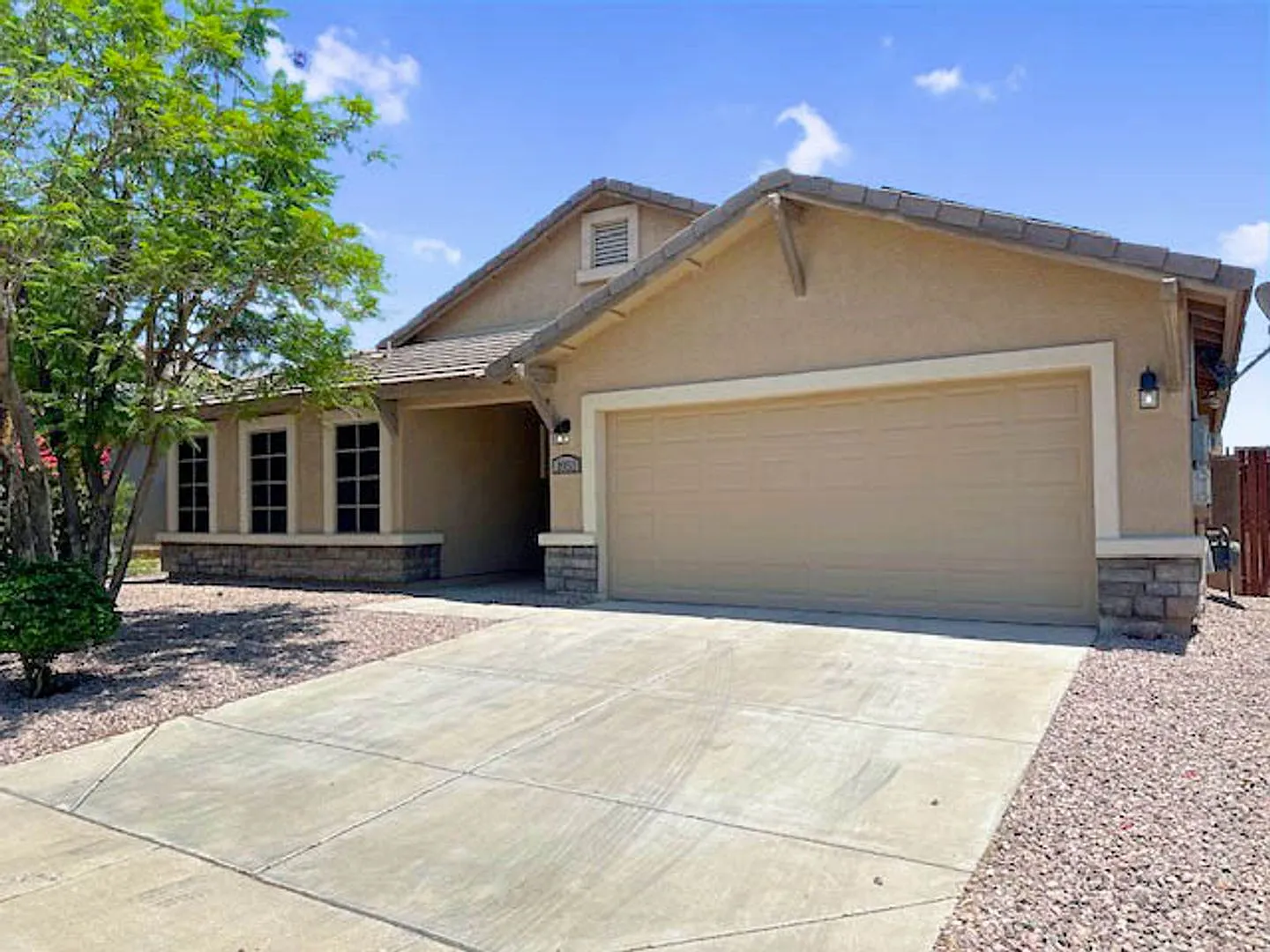 Solar makes this 4bedroom Goodyear home a bargain! — Photo 2