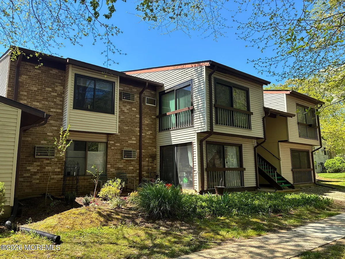 Building Photo - 131 Amberly Dr #J