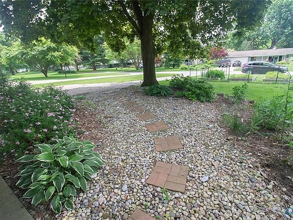3rd image of 3418 E Lincolnshire Blvd