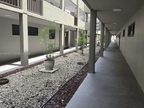 5 Olive Dr, Hialeah, FL