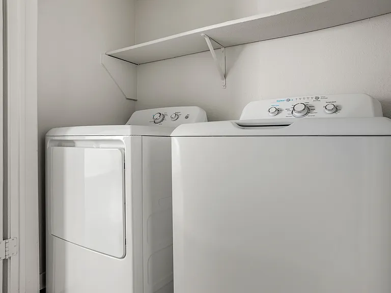 C242740_WimbeldonOaks_1B1B_WasherDryer_01