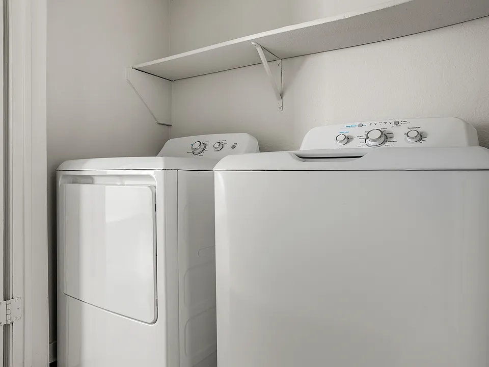 C242740_WimbeldonOaks_1B1B_WasherDryer_01