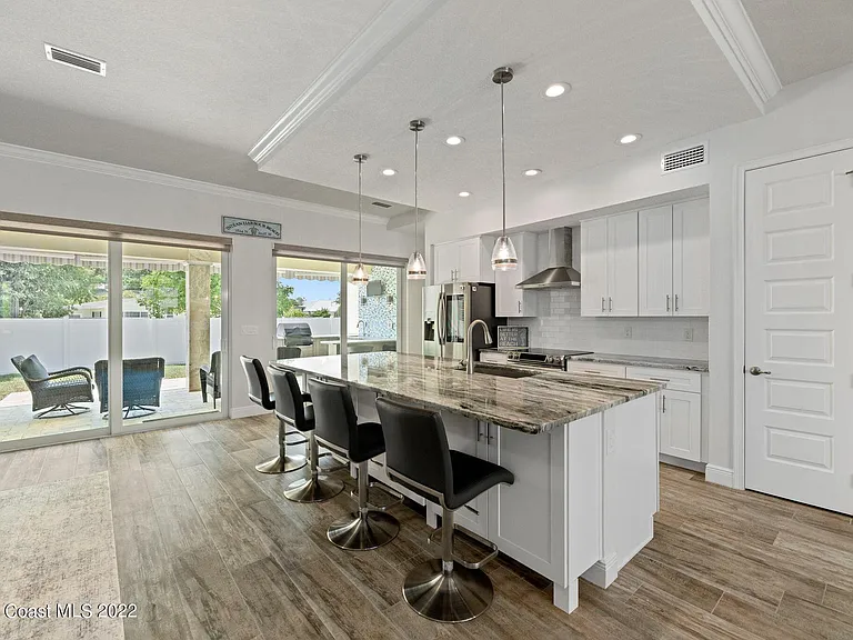 110 Enclave Ave — Photo 3