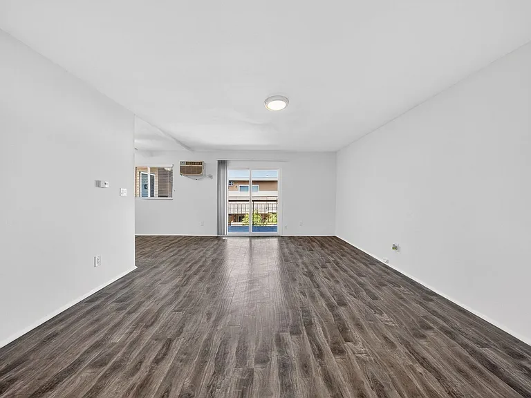 10736 Magnolia Blvd — Photo 11