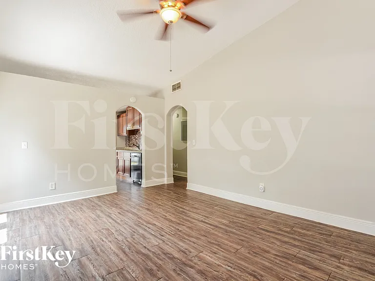 531 Martin Place Blvd — Photo 2