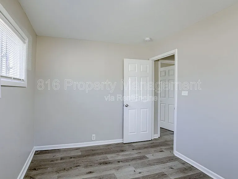 11201 Crystal Ave — Photo 16